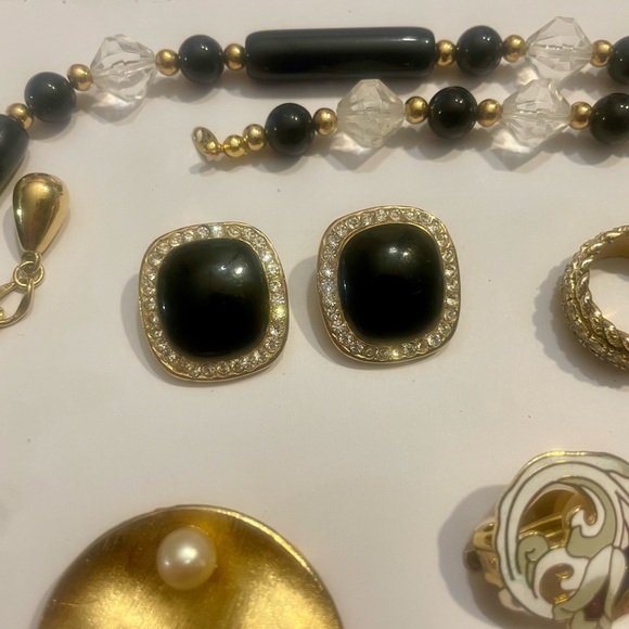 Vintage Jewelry Lot - Most Signed Trifari- Monet- Sarah Cov- Avon-Blanco 12 pcs - Picture 2 of 12